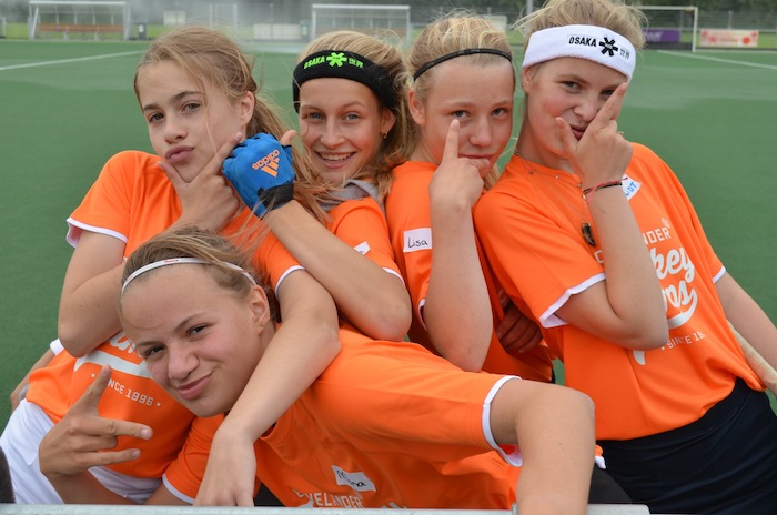 Meisjes zijn aan het hockeyen tijdens de jongerenreis augustus