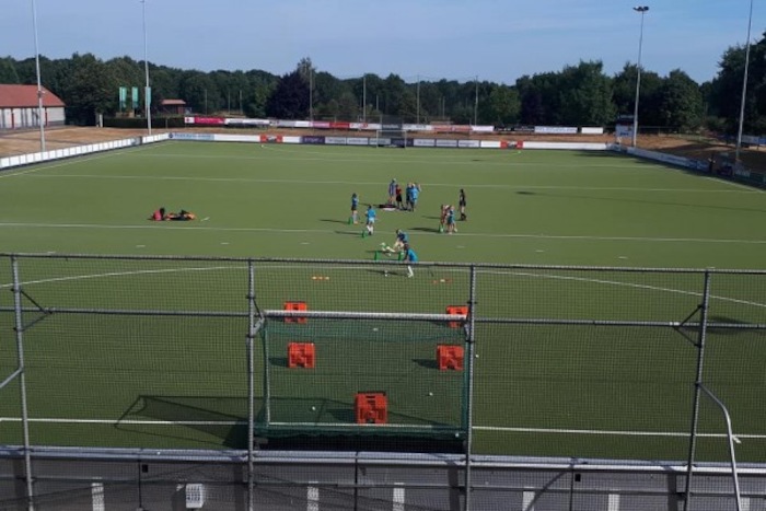Blik op het hockeyveld op sportkamp