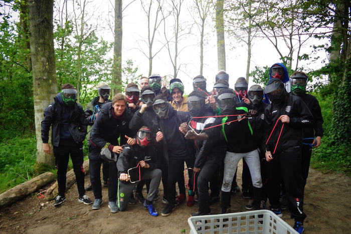 Jongens gaan op de foto op paintball kamp