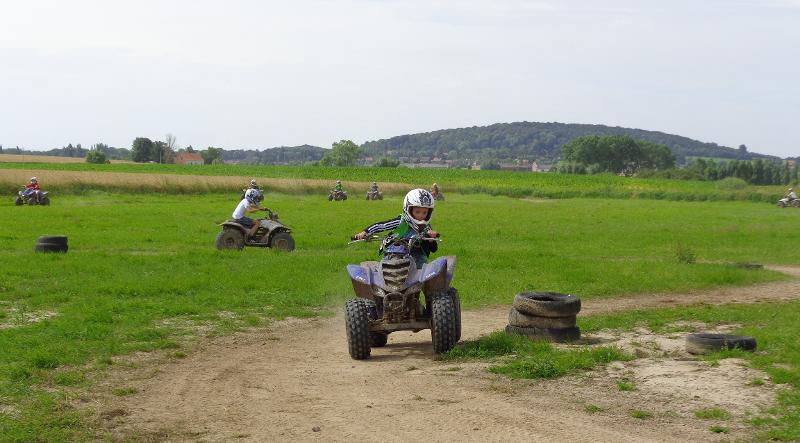 un enfant en colonies de vacances sports mécaniques pilote un quad 