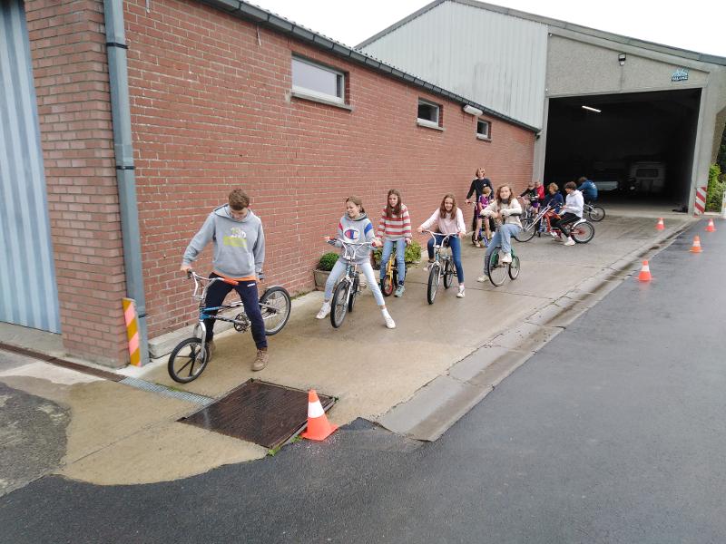 Kinderen op gekke fietsen tijdens sportkamp