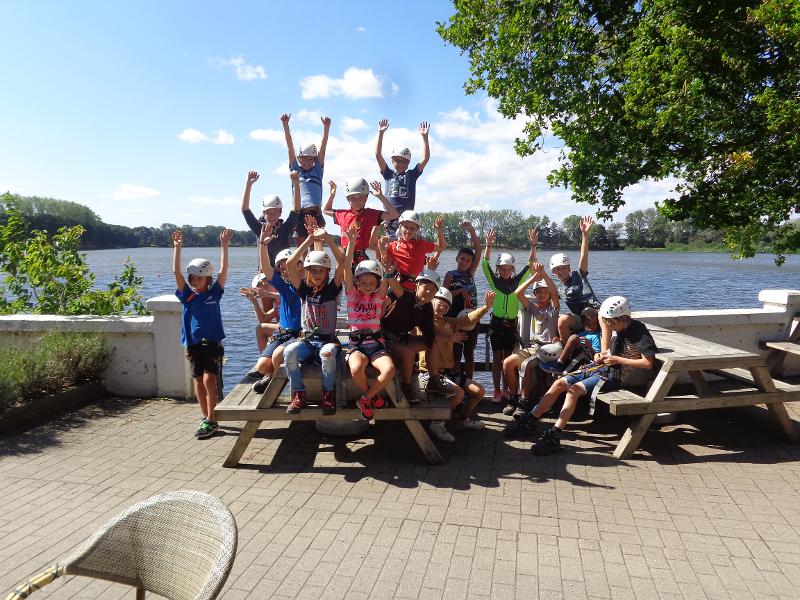 Groepsfoto aan het water tijdens sportkamp