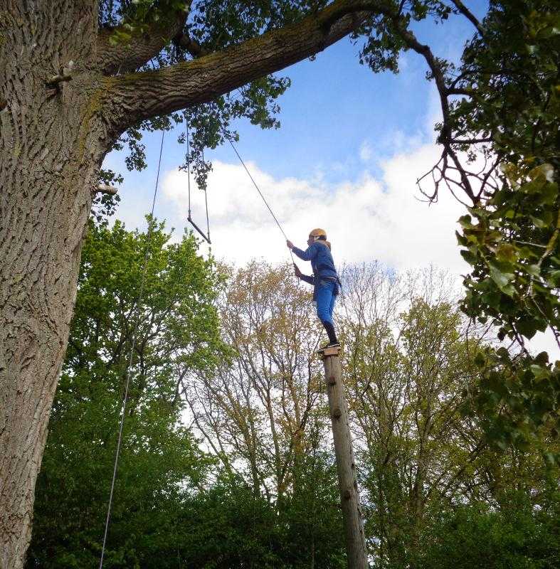 Kind op hoogteparcours tijdens sportkamp