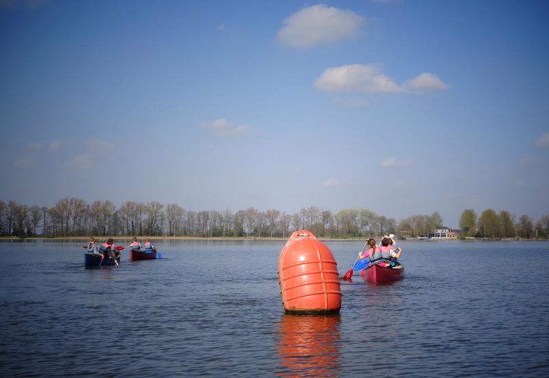 Kano varen tijdens het sportkamp