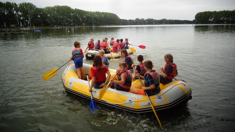 Raften en regen tijdens het sportkamp
