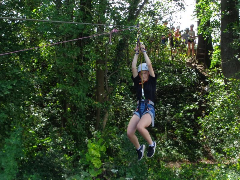 Jongen ziplined tijdens het sportkamp