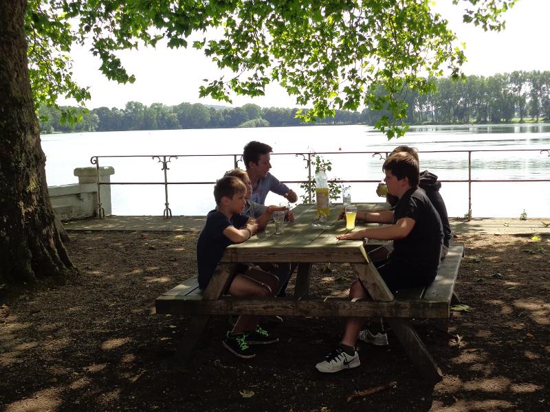 Deelnemers aan picknicktafel tijdens sportkamp