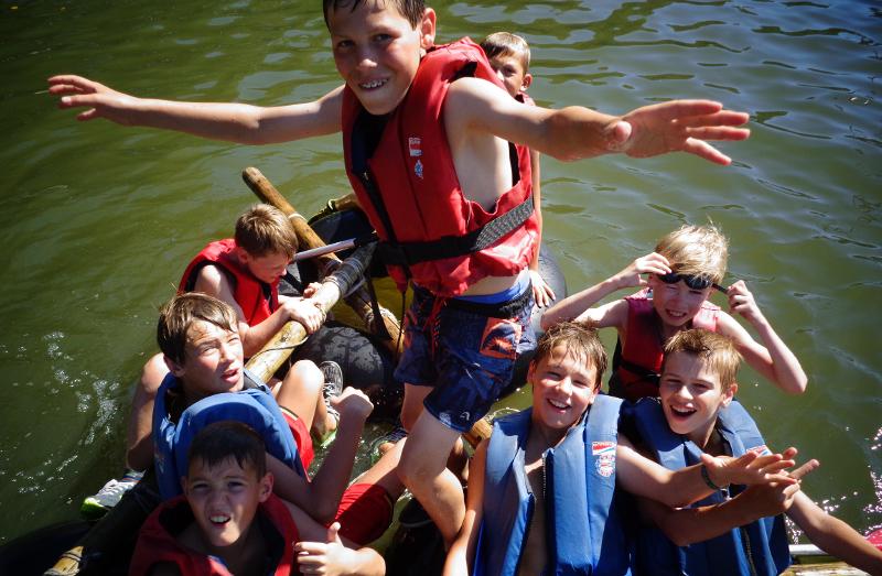 Kinderen hebben plezier in het water tijdens het sportkamp