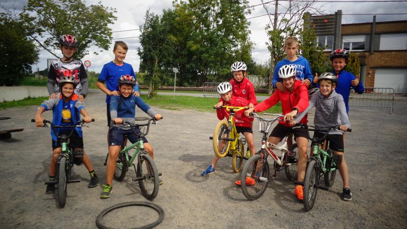 jongens staan voor groepsfoto met bmx op tenniskamp
