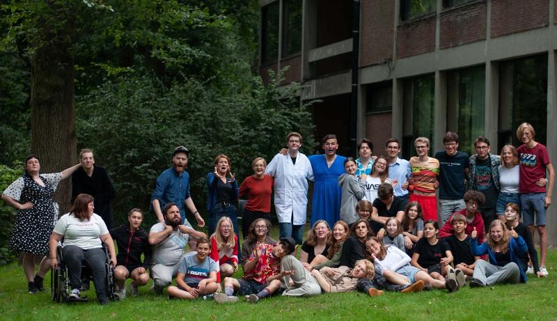 groep deelnemers poseert samen voor groepsfoto op het gras tijdens theaterkamp in limburg