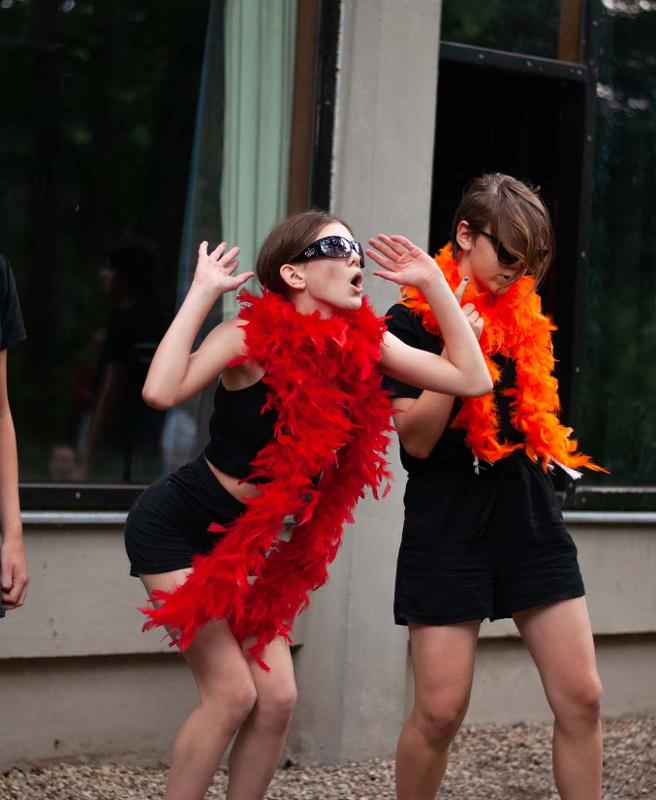 Twee dames zijn verkleed en doen theater gerelateerde opdrachten tijdens kampen zomer