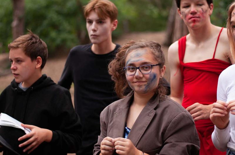 jongens en meisje met schmink op gezicht staan buiten voor een toneelstuk tijdens theaterkamp in limburg