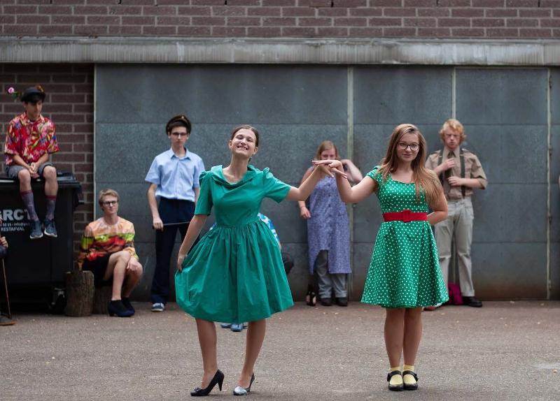 Twee deelnemers van theaterkamp doen optreden