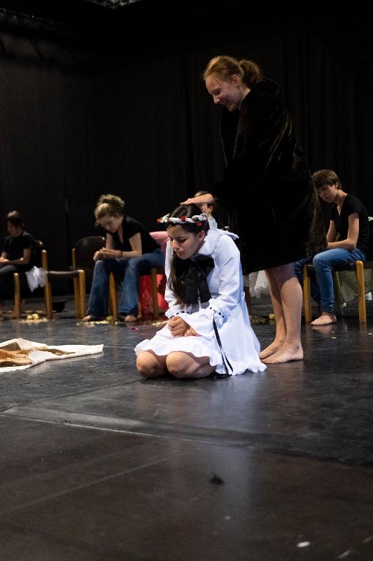 meisjes op het podium tijdens theaterkamp