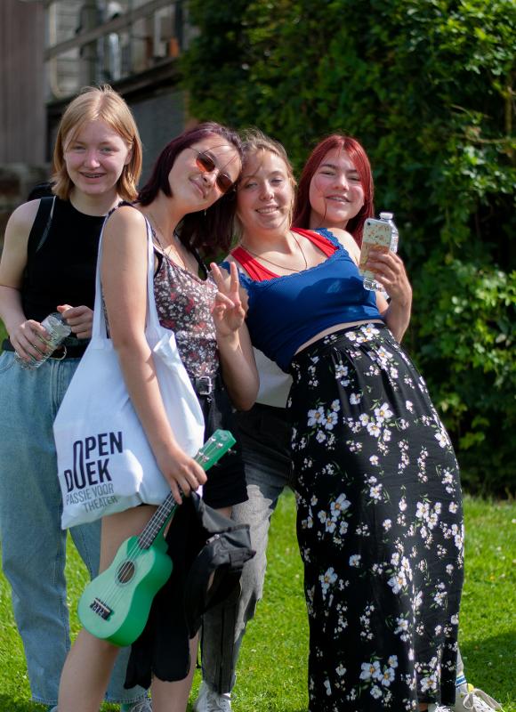 groepje meisjes poseert lachend voor groepsfoto tijdens theaterkamp in west-vlaanderen