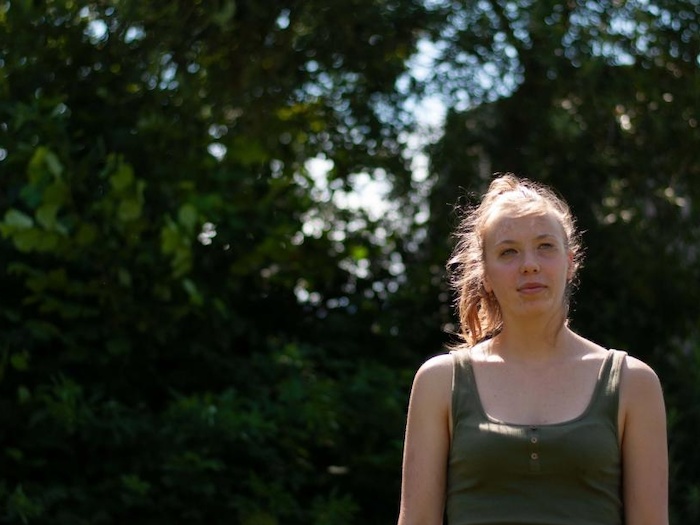 meisje staat buiten en kijkt in de verte tijdens het acteren tijdens theaterkamp in west-vlaanderen