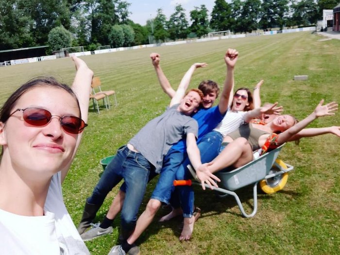 jongens en meisje maken selfie buiten met een kruiwagen tijdens theaterkamp in west-vlaanderen