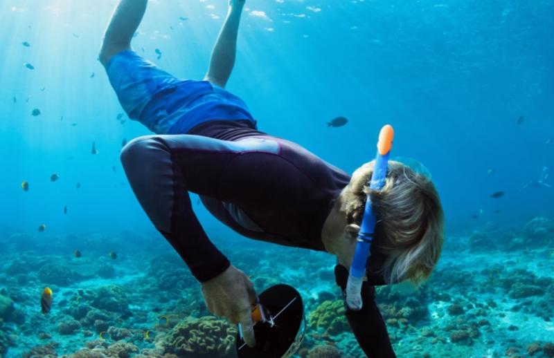 garçon qui fait de la plongée dans un camp de vacances au sud de la france