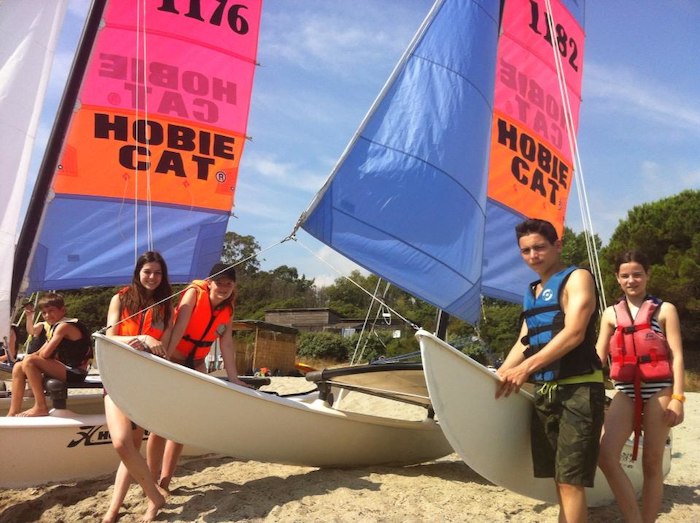 jeunes qui préparent le catamaran en camp de vacances au sud de la france