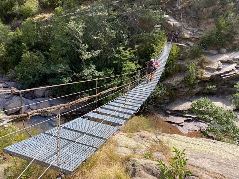 ados sur un pont dans une colo en france