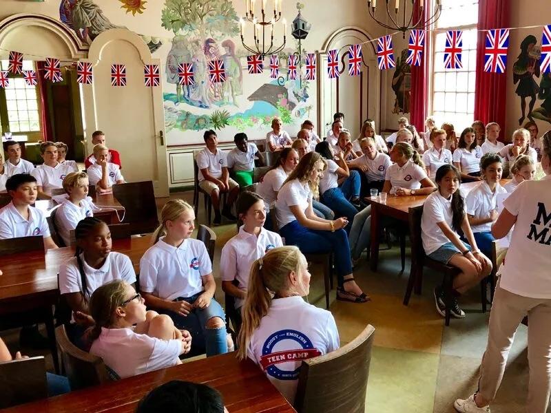 Deelnemers van een taalvakantie Engels jeugd zitten in het klaslokaal tijdens de Engelse taallessen