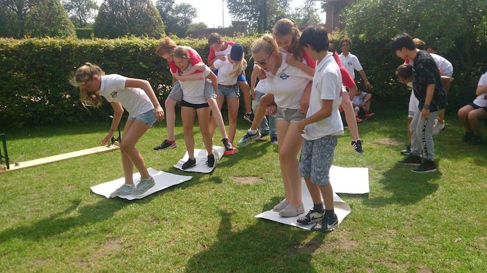 Groepje kinderen speelt een instrument tijdens een kamp als alternatief voor een hockeykamp in Zanvoort
