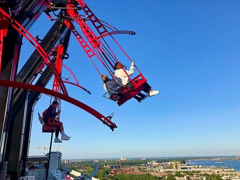 Deelnemers van een taalvakantie Engels jeugd nemen deel aan een activiteit met veel adrenaline