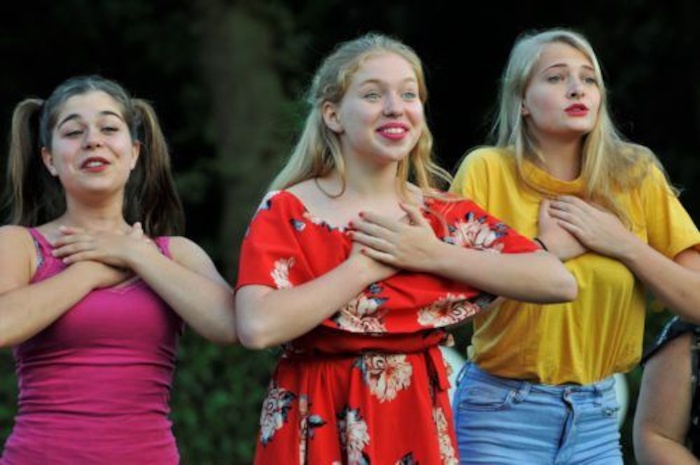 drie meisjes met rode lippenstift acteren een musical tijdens theater kamp in noord-brabant