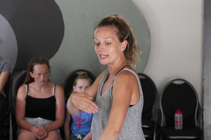 begeleidster legt iets uit aan de groep tijdens theater kamp in noord-brabant