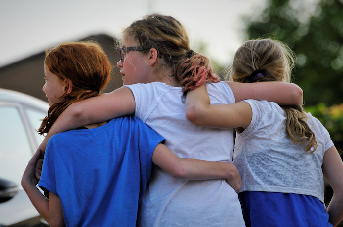 drie meisjes omhelzen elkaar tijdens theater kamp in noord-brabant