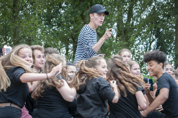 groep deelnemers krijgt les van begeleider tijdens theater kamp in noord-brabant