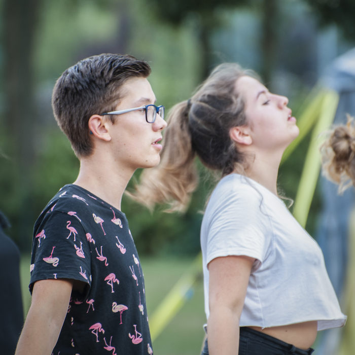 jongen en meisje staan naast elkaar te dansen tijdens theater kamp in noord-brabant
