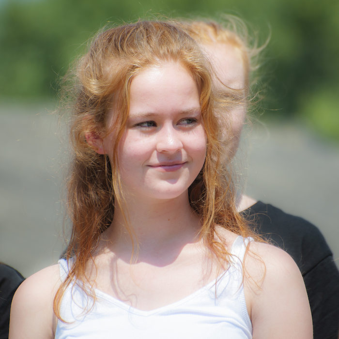 meisje met rood haar kijkt in de verte tijdens theater kamp in noord-brabant