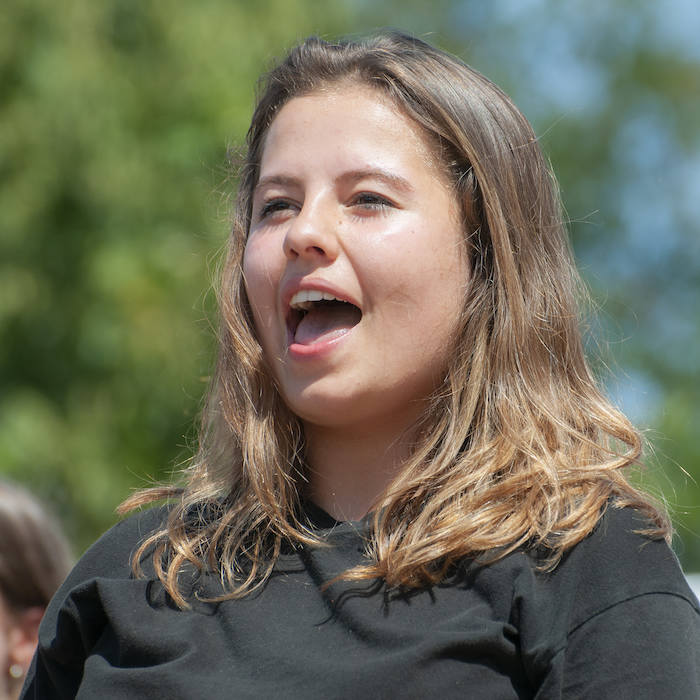 meisje zingt hardop tijdens theater kamp in noord-brabant