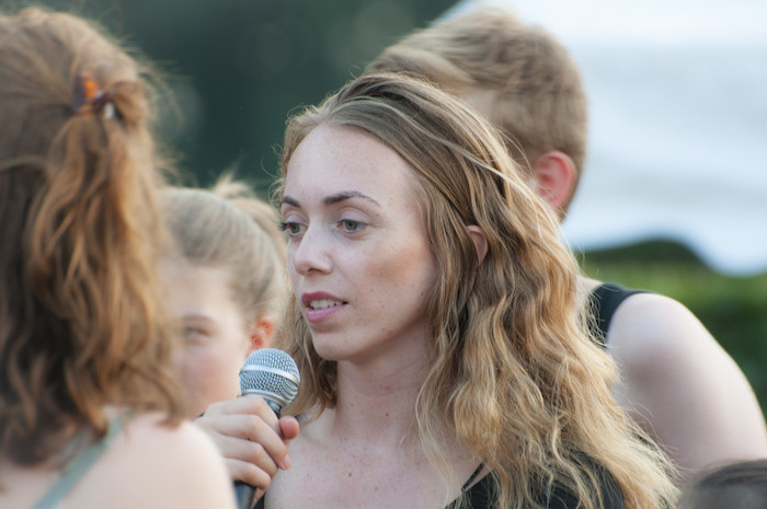 meisje staart in de verte en houdt microfoon in de hand tijdens theater kamp in noord-brabant