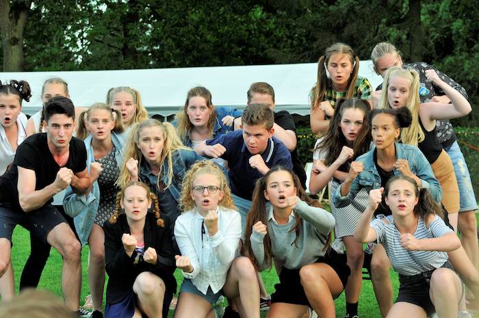 groep deelnemers poseert buiten voor groepsfoto als krijgers tijdens theater kamp in noord-brabant