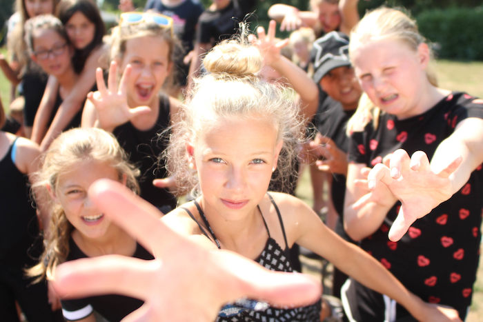 Jongeren luisteren naar muziek op muziekkamp