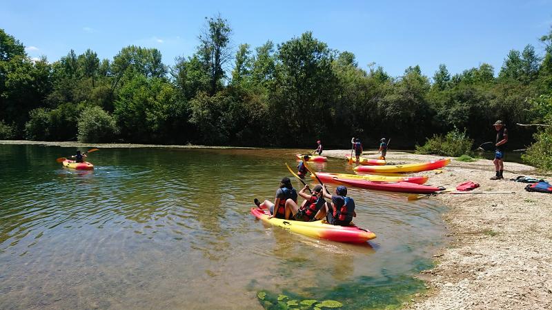 jeunes en kayak sur une rivière en colonie de vacances août
