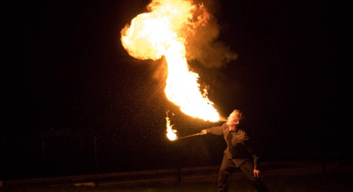 cracheur de feu en colonie été