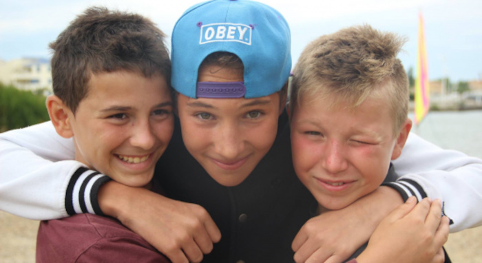 groupe d'ados pris en photo en colo été