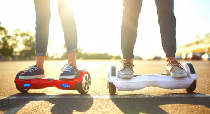 ados sur un hoverboard en colo été