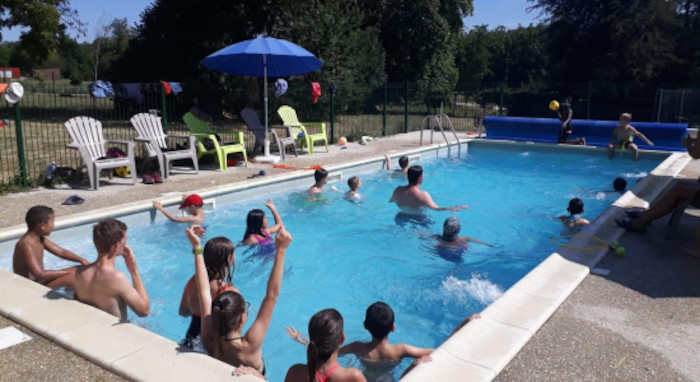 ados à la piscine en camp de vacances