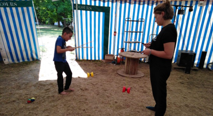jeune qui apprend le diabolo en colonie de vacances août