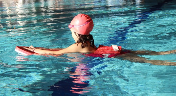 jeune fille dans la piscine en colonie de vacances août