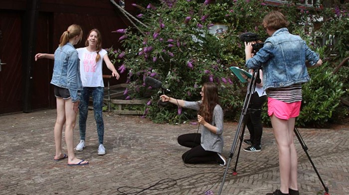 Meisjes acteren een scene op acteerkamp