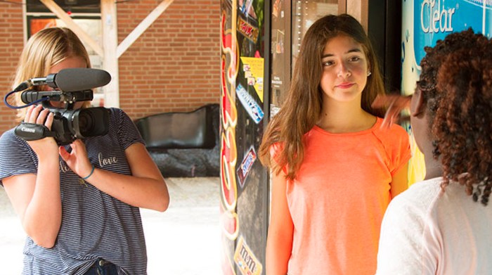 Jongeren maken video tijdens jeugdkampen zomer