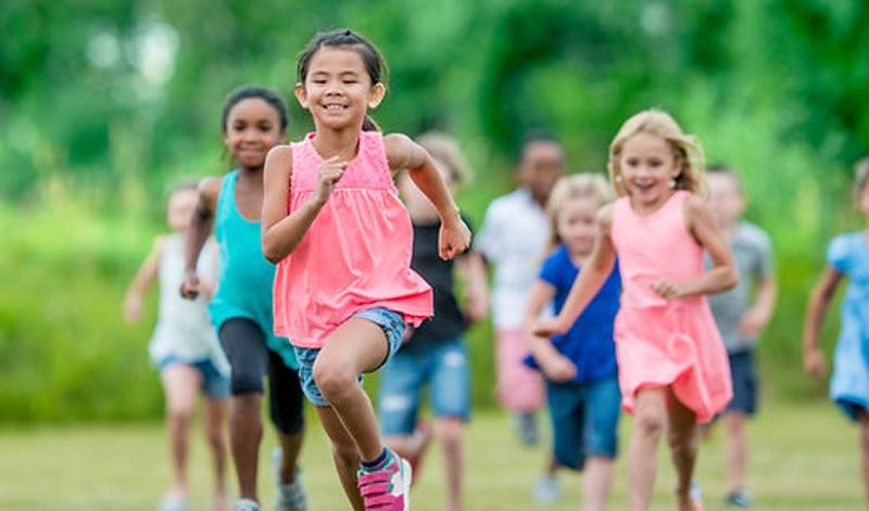 enfants qui courent dehors en colo nature