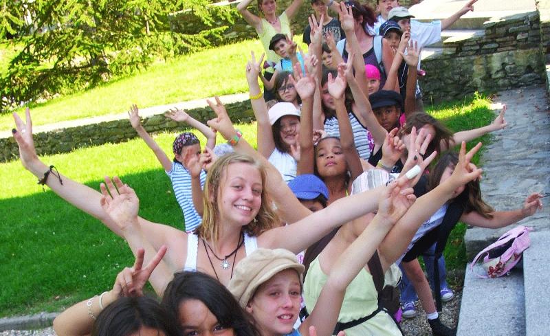 groupe qui lève les bras en colo de vacances