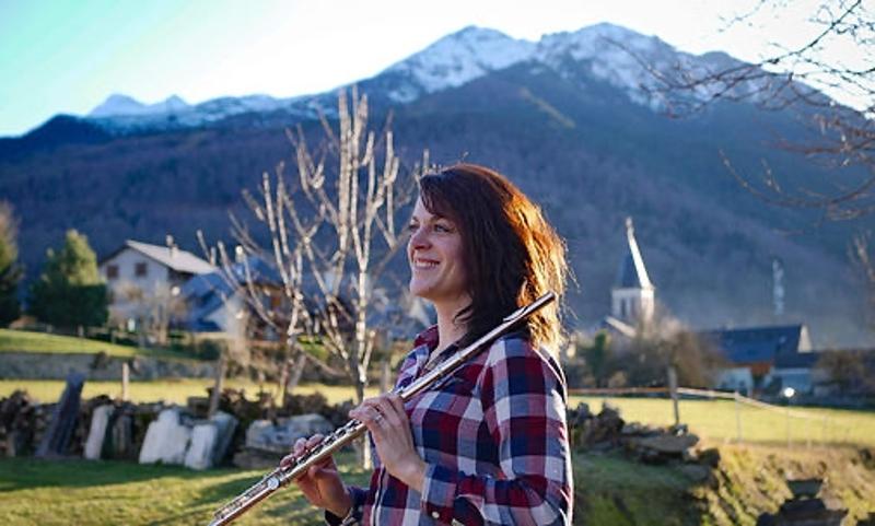 femme avec une clarinette qui pose devant les montagnes en colonie nature