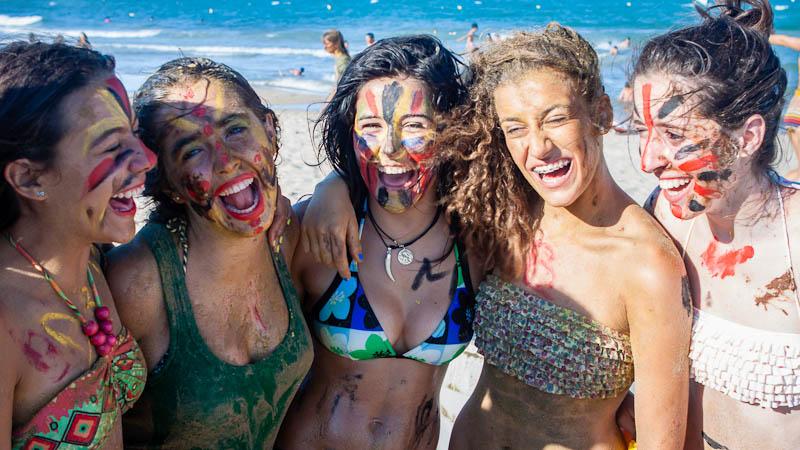 meisjes met gekleurde schmink op het gezicht tijdens een watersportkamp